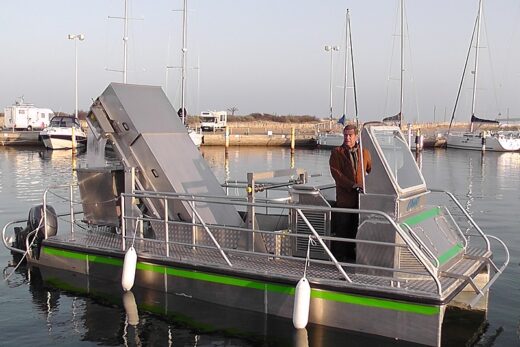 The de-polluting boat: an innovative solution to clean up the coastline