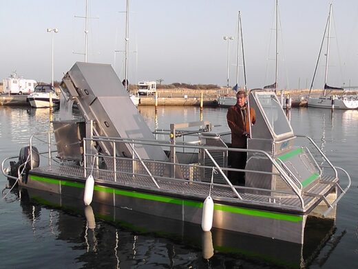The&#x20;de-polluting&#x20;boat&#x3A;&#x20;an&#x20;innovative&#x20;solution&#x20;to&#x20;clean&#x20;up&#x20;the&#x20;coastline