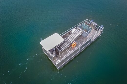 Bateau dépollueur pour le nettoyage des littoraux