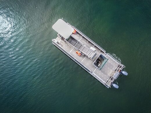 Bateau dépollueur pour le nettoyage des littoraux