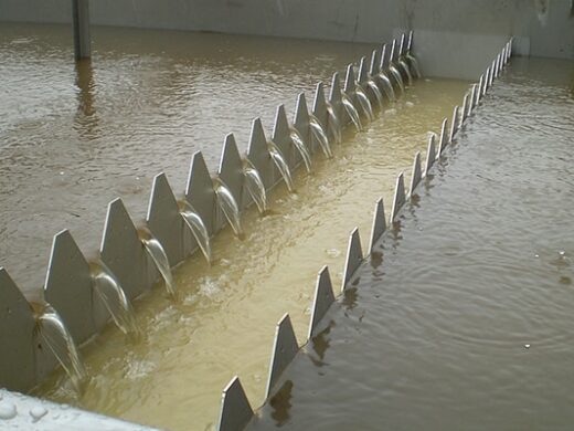 Décanteur lamellaire pour traitement des eaux usées